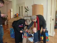 20100516_1200_helga_und_uwe_packen_mit_jonas_das_neue_laufrad_aus_P1030620