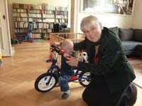 20100516_1205_helga_mit_jonas_auf_dem_neuen_laufrad_P1030631