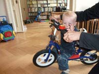 20100516_1205_jonas_testet_die_klingel_P1030629