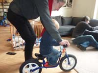 20100516_1206_uwe_mit_jakob_auf_dem_neuen_laufrad_und_klaus_P1030633