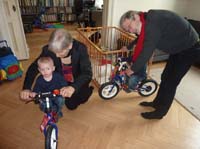 20100516_1210_uwe_und_helga_mit_den_beiden_auf_den_neuen_laufraedern_P1030645