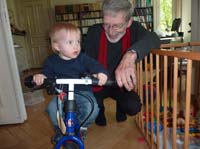 20100516_1212_jakob_auf_dem_neuen_laufrad_und_uwe_P1030650