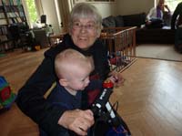 20100516_1214_helga_mit_jonas_auf_dem_neuen_laufrad_P1030651