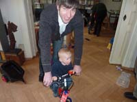 20100516_1221_klaus_mit_jonas_auf_dem_neuen_laufrad_P1030654