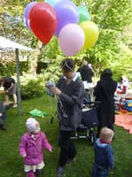20100516_1615_uta_beim_ballon_verteilen_auf_dem_zwillingsfest_P1030690
