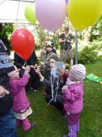 20100516_1615_uta_beim_ballon_verteilen_auf_dem_zwillingsfest_P1030692