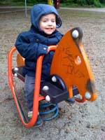 20100518_1711_jakob_auf_dem_schaukelpferd_fFoto45