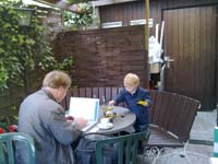 20100521_1203_thomas_und_jakob_beim_wohnungsbesichtigungstermin_vereinbaren_21052010509