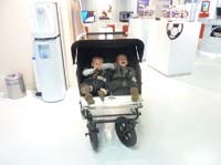 20100522_1659_jj_beim_faxen_machen_im_kinderwagen_P1030747