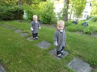 20100522_1843_jonas_und_jakob_im_garten_von_omi_und_opi_P1030776