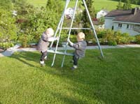 20100522_1845_jonas_und_jakob_im_garten_von_omi_und_opi_P1030777