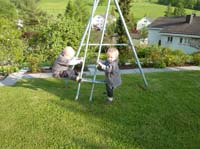 20100522_1845_jonas_und_jakob_im_garten_von_omi_und_opi_P1030778