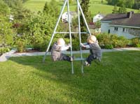 20100522_1845_jonas_und_jakob_im_garten_von_omi_und_opi_P1030779