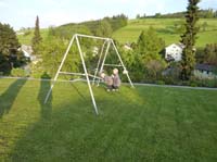 20100522_1955_jonas_und_jakob_im_garten_von_omi_und_opi_P1030784