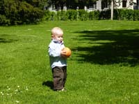 20100523_1141_jonas_mit_dem_ball_P1030796