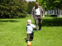 20100523_1142_jonas_mit_ball_und_papa_P1030798