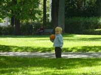 20100523_1148_jakob_mit_dem_ball_P1030801