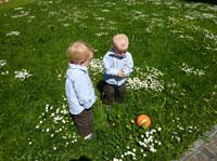 20100523_1453_jj_mit_ball_zw_gaensebluemchen_P1030812