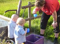 20100523_1928_jj_beim_wasserspielen_mit_rafael_P1030817