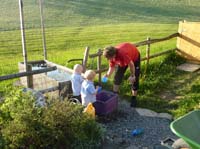 20100523_1928_jj_beim_wasserspielen_mit_rafael_P1030818