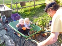 20100523_2004_jj_in_der_schiebkarre_mit_hansruedi_P1030836