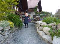 20100523_2056_jonas_im_vorderrgaertchen_von_brigitte_und_hansruedi_P1030841