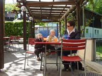 20100525_1043_jakob_jonas_und_uta_beim_ausgehen_mit_selbstausloeser_P1030868