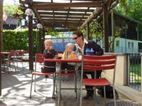 20100525_1044_jakob_jonas_und_uta_beim_ausgehen_mit_selbstausloeser_P1030869