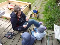 20100529_1757_wiebke_mit_jj_beim_eisessen_P1030888