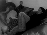 20091122_2233_die_ganze_muede_familie_auf_den_nuen_riesenkissen_22112009176