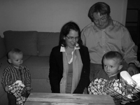 20091224_2051_alle_vier_beim_geschaenke_auspacken_P1010160